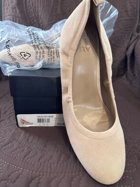 Naturalizer Dalee Soft Nude Suede Women's Pumps - never worn!